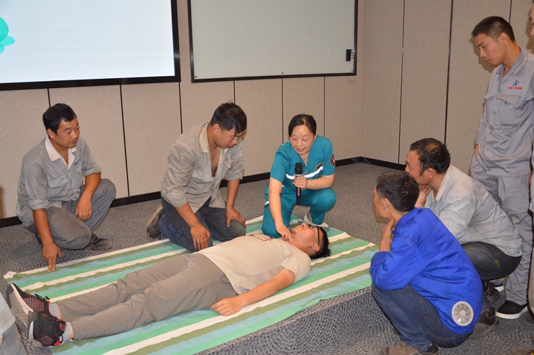 圖片2：心肺復(fù)蘇現(xiàn)場真人模擬操作指導(dǎo)-1_副本.jpg