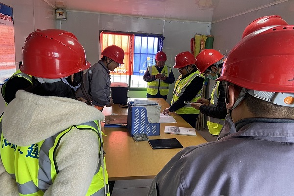 圖片二:集團(tuán)公司領(lǐng)導(dǎo)對現(xiàn)場施工資料進(jìn)行檢查.jpg 圖片二:集團(tuán)公司領(lǐng)導(dǎo)對現(xiàn)場施工資料進(jìn)行檢查.jpg